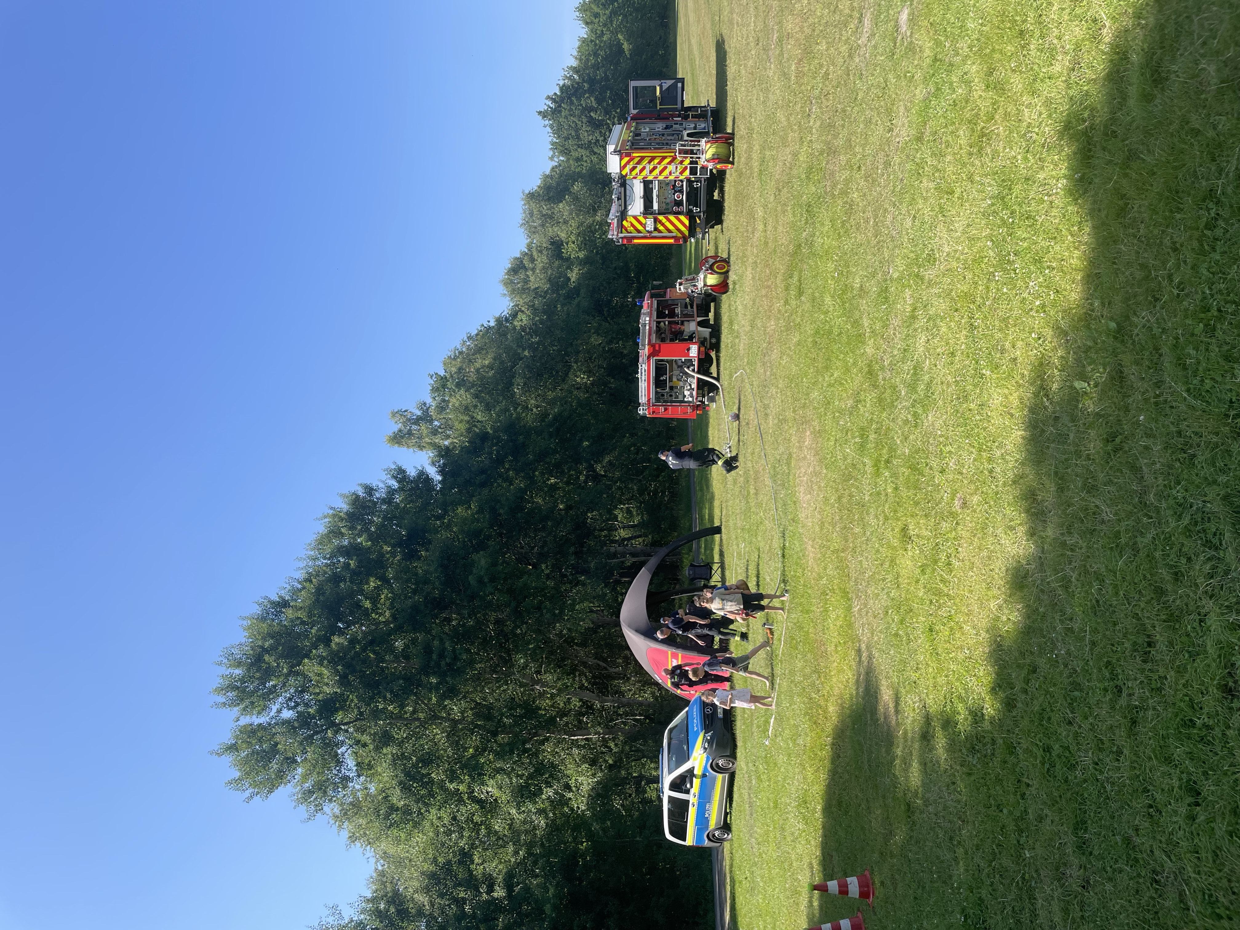 Kinder mit Feuerwehrschlauch